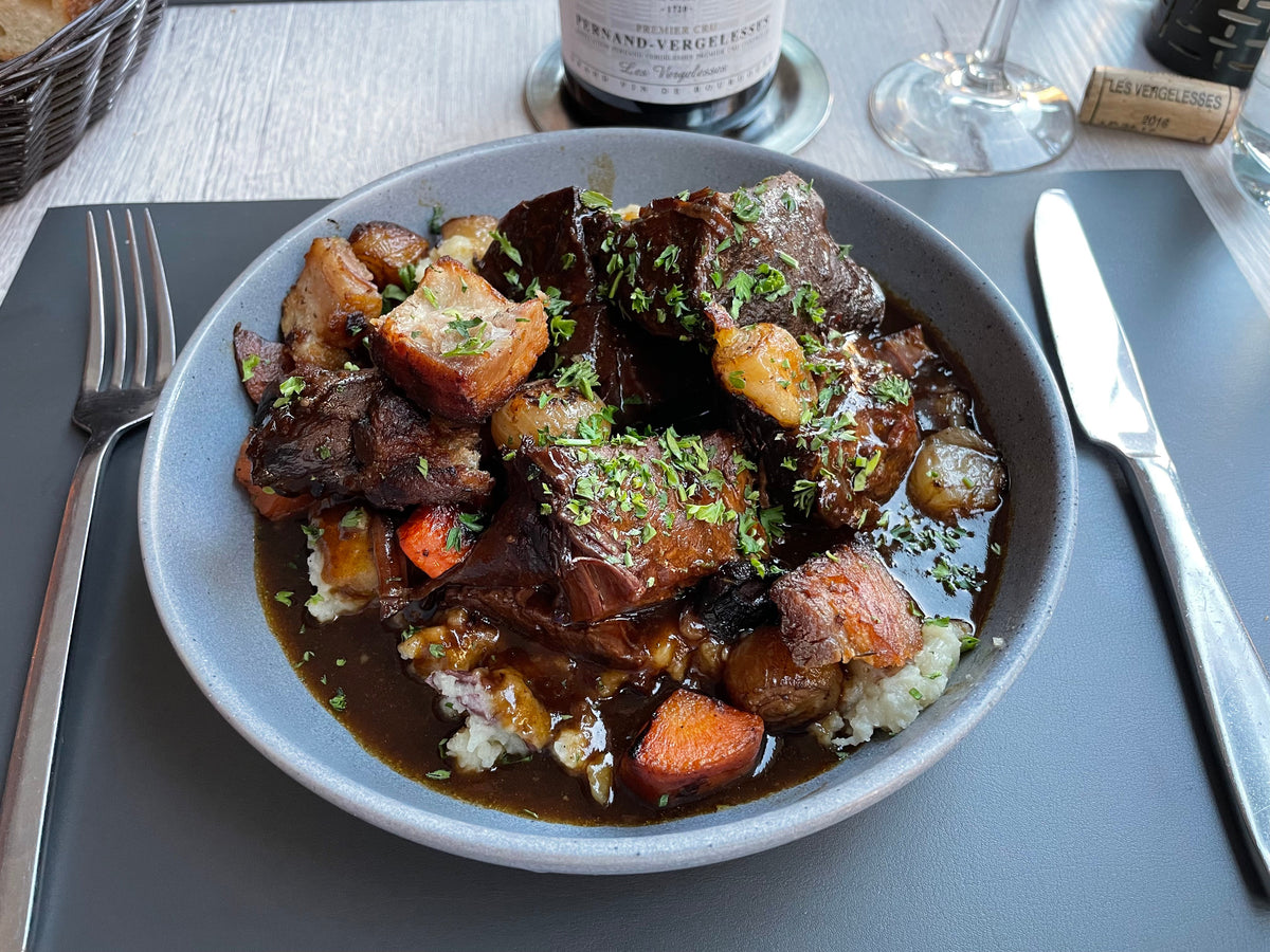 Boeuf bourguignon met rundvlees, champignons, spek en zilveruitjes in rodewijnsaus