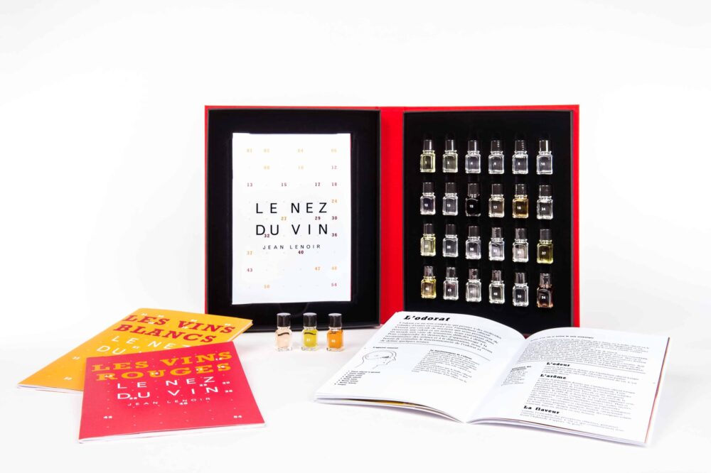 Binnenkant van Le Nez du Vin Duo met geurflacons en begeleidende boekjes