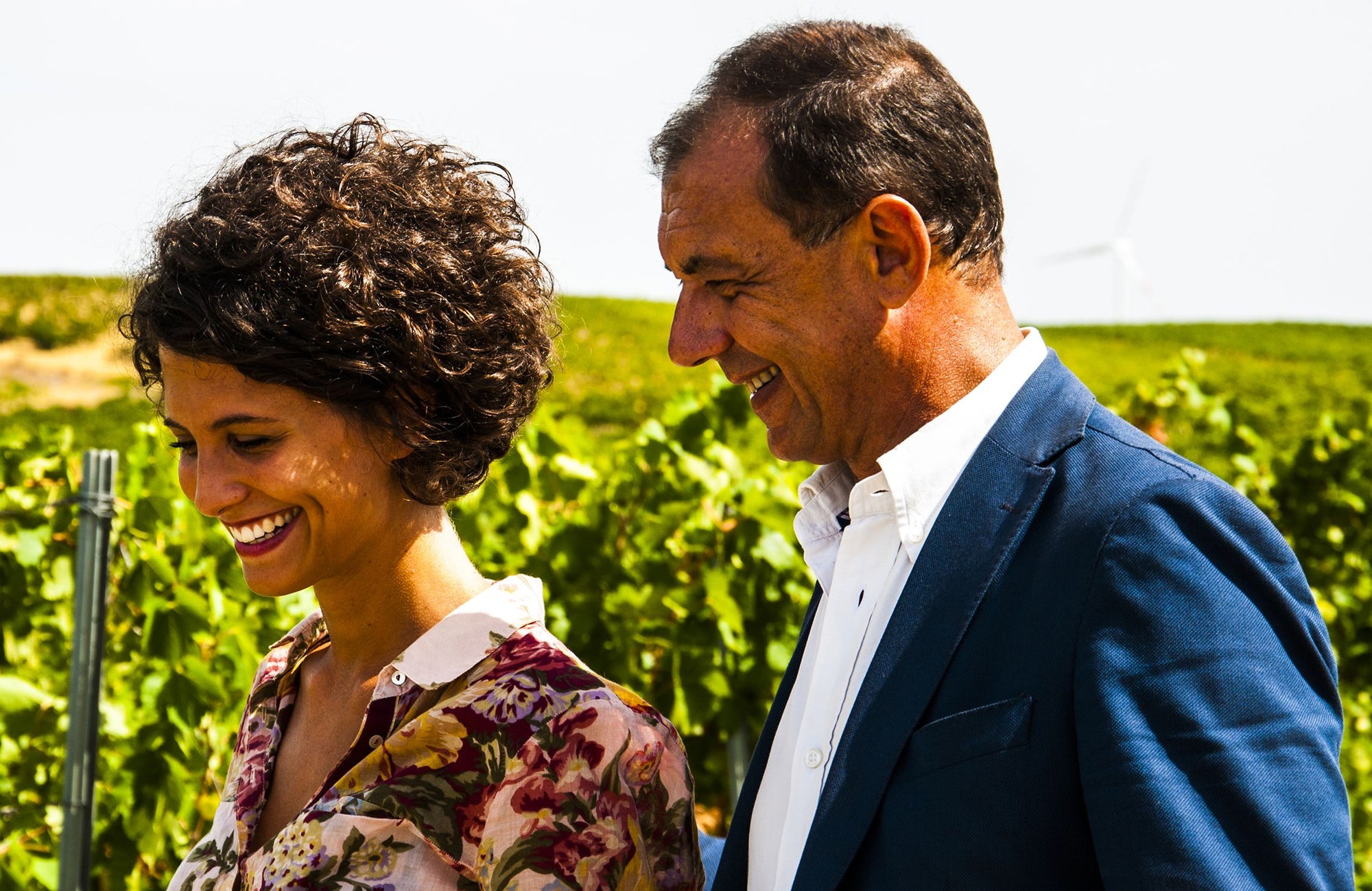 Eigenaar Stefano Caruso en zijn dochter Rosanna in de wijngaard