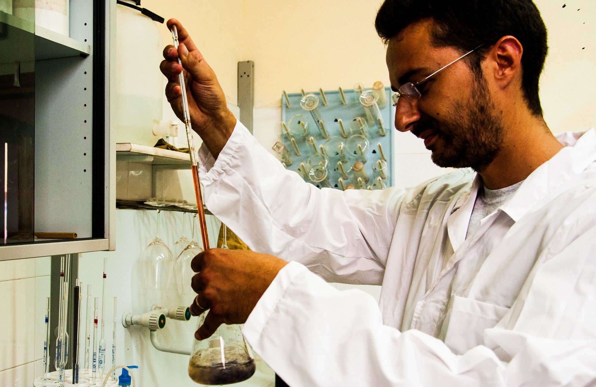De wijnmaker aan het werk in het laboratorium