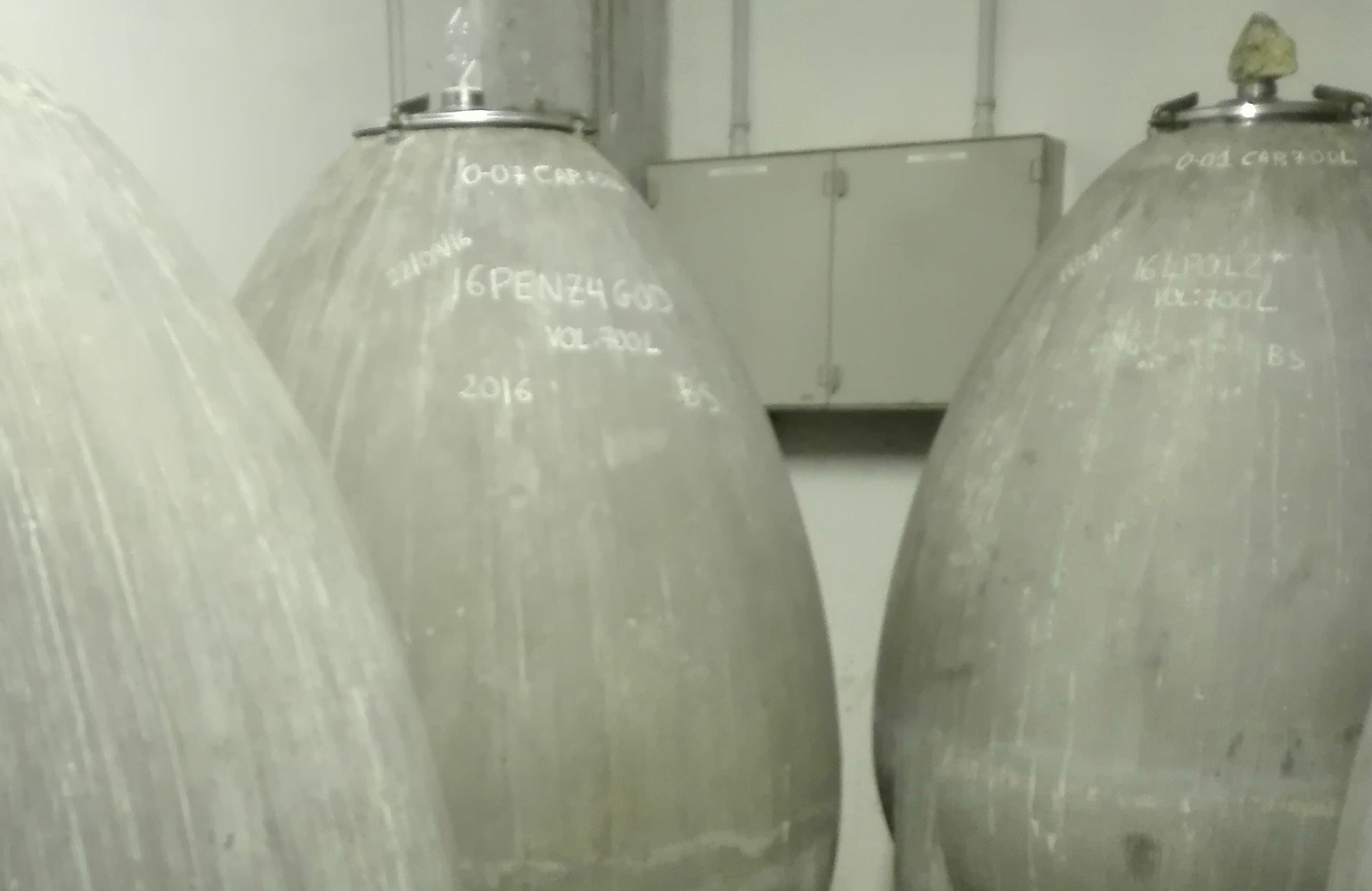 Eivormige betonnen vaten in de kelder