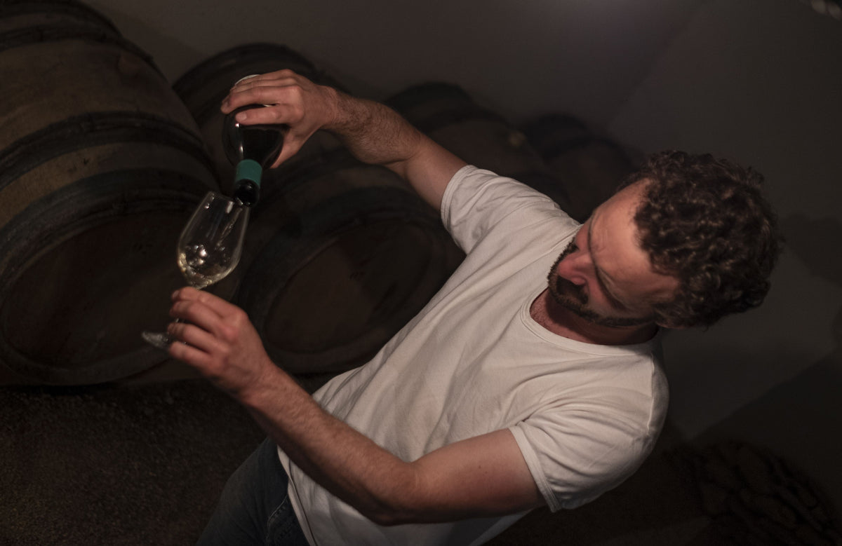 Wijnmaker Florent Rouve in de kelder