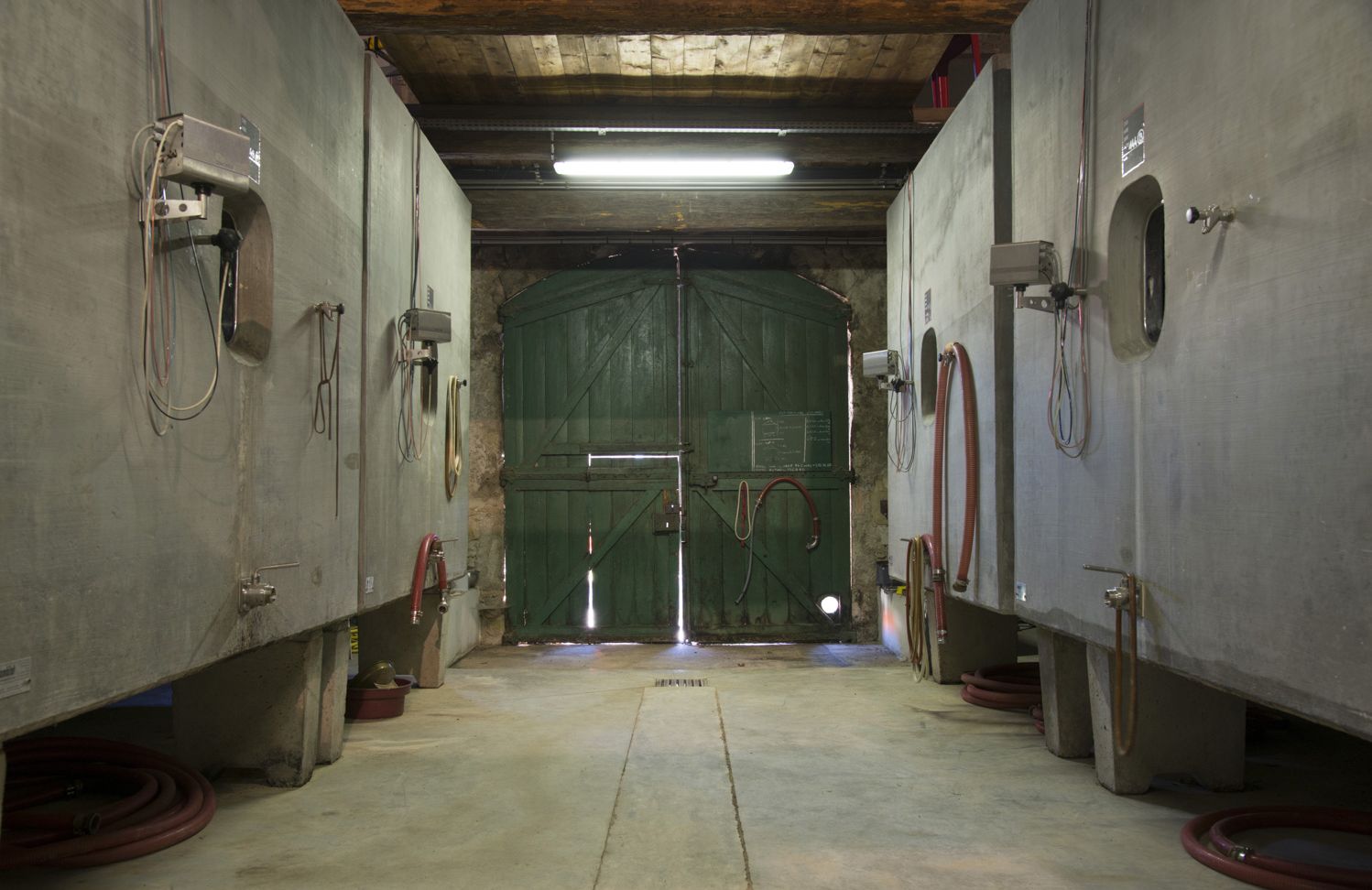 Betonnen cuves in de kelder