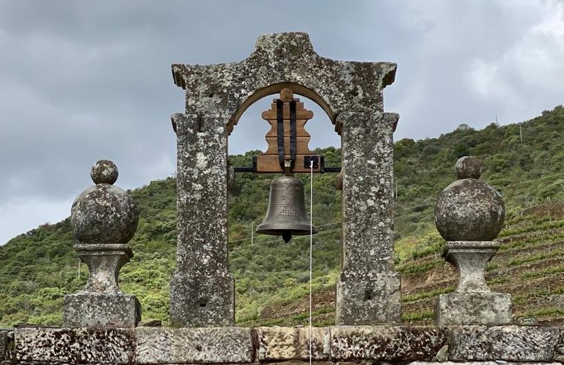 De historische bel boven de entree van Quinta da Romaneira