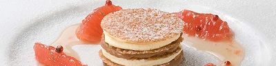 Bruine en witte chocolademousse met rode grapefruit en roze pepertjes