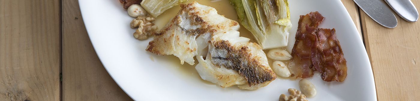 Gebakken heek met kruidensaus en crispy bacon