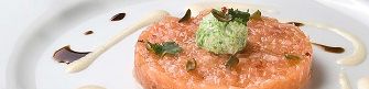 Gemarineerde biologische zalm met salade van prei, roze pepertjes en kappertjes, saus van oude jenever