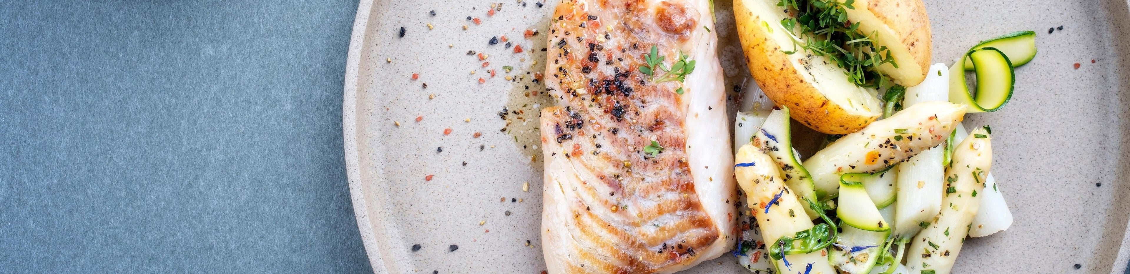 Gemarineerde zeebaars met koude asperges en kruidenvinaigrette