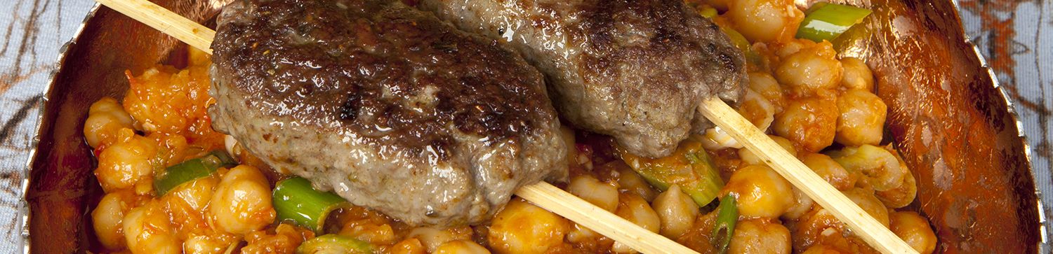 Lamskebabs met tomaten-kikkererwtensaus