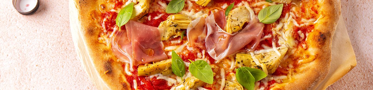Pizza met tomaat, artisjok, prosciutto en pecorino