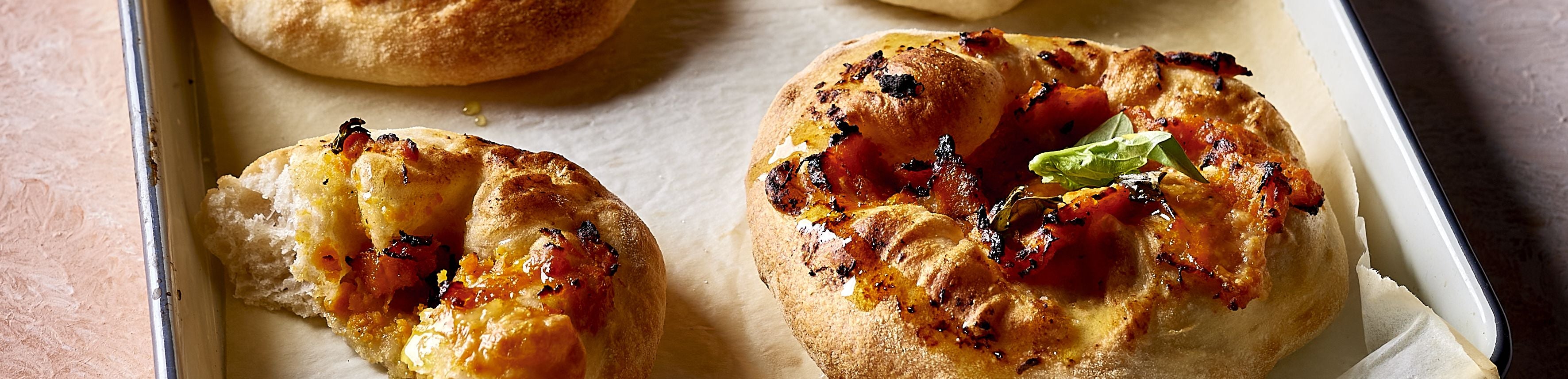 Pizzette met zoete aardappel, provolone en basilicum