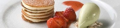Polderkoninkjes, witte chocolademousse met krokante karamellaagjes en basilicumroomijs
