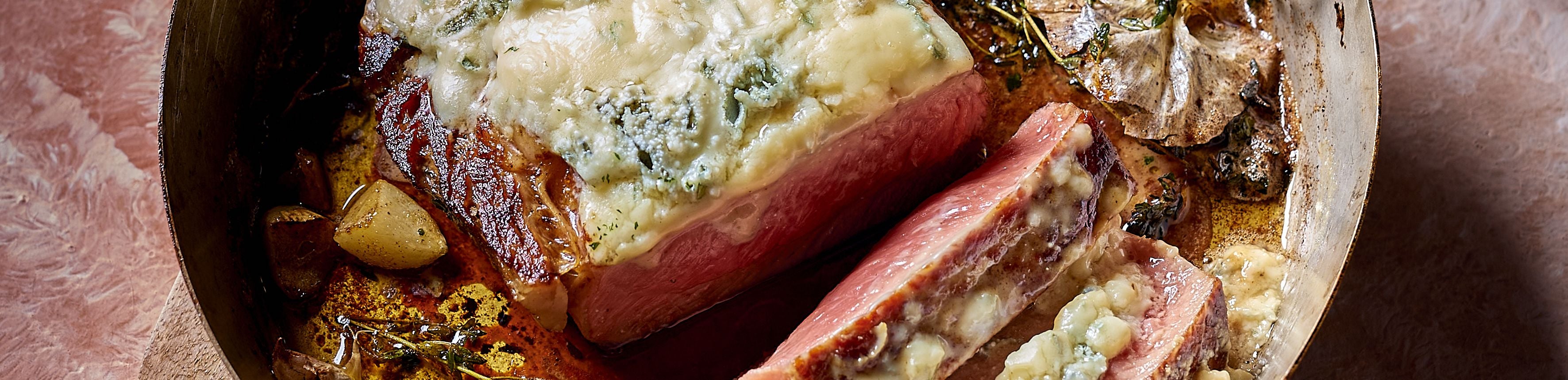 Ribeye gegratineerd met gorgonzola en gesmoorde uien