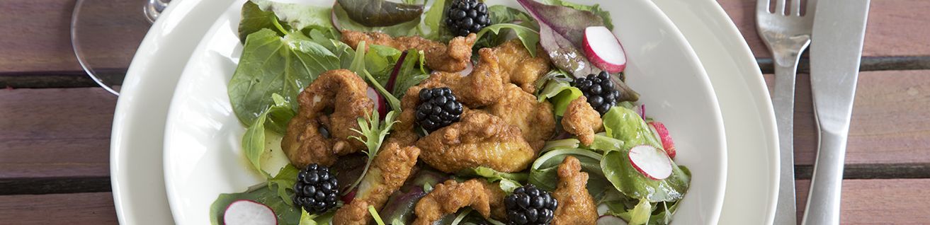 Salade met gefrituurde kipreepjes