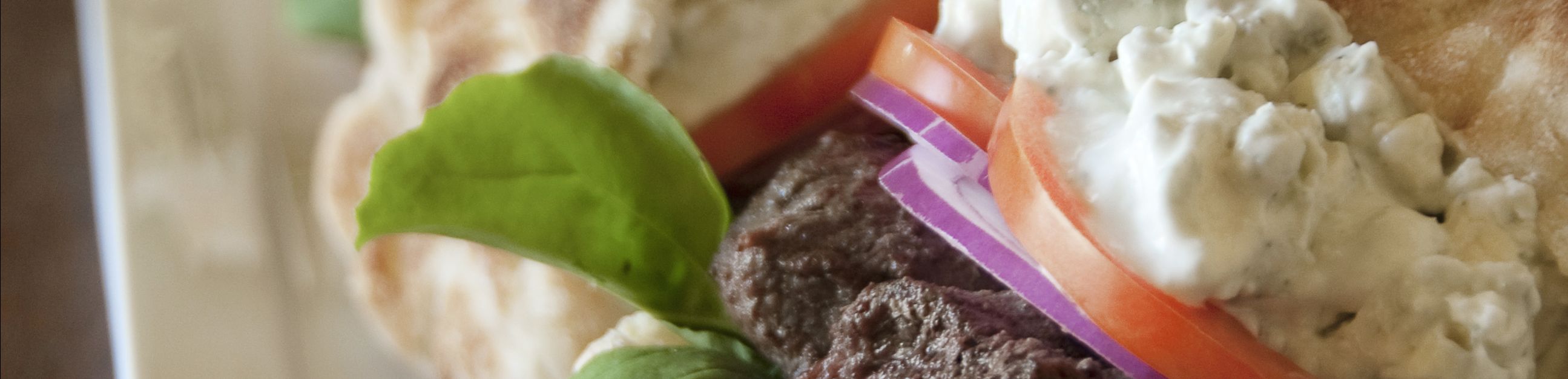 Struisburger met blauwe kaas