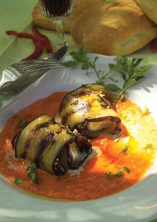 Aubergine rolletjes met mozzarella en een rauwe tomatensaus