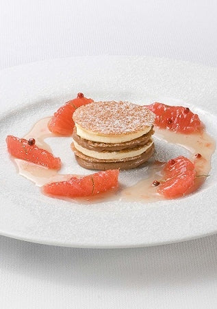 Bruine en witte chocolademousse met rode grapefruit en roze pepertjes