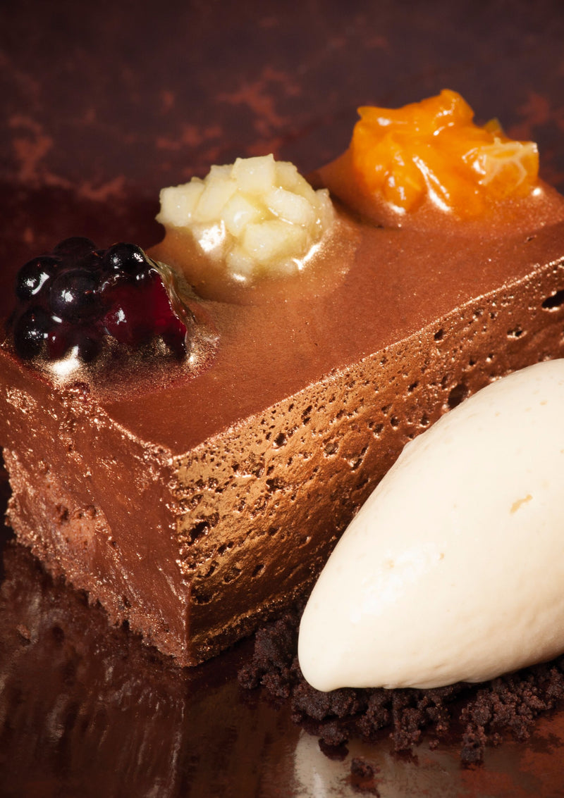Dessert van chocolademousse en koffieroomijs