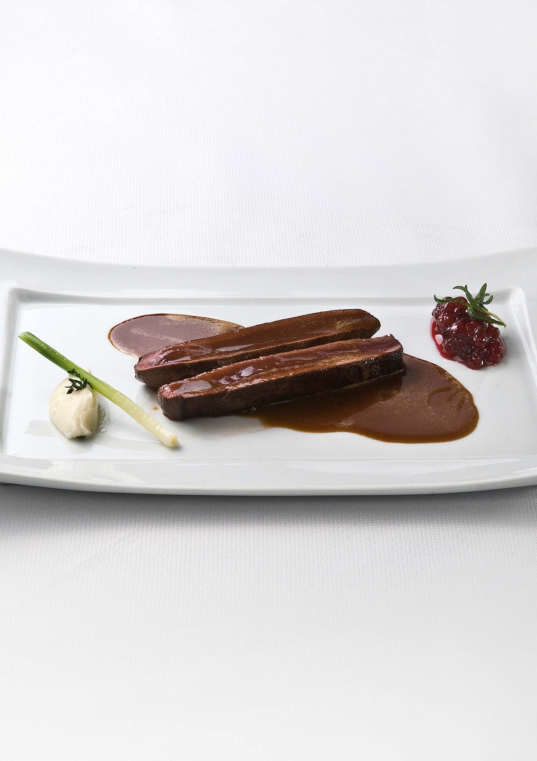 Filet van wilde haas, eigen jus, knolselderij en vossenbessen