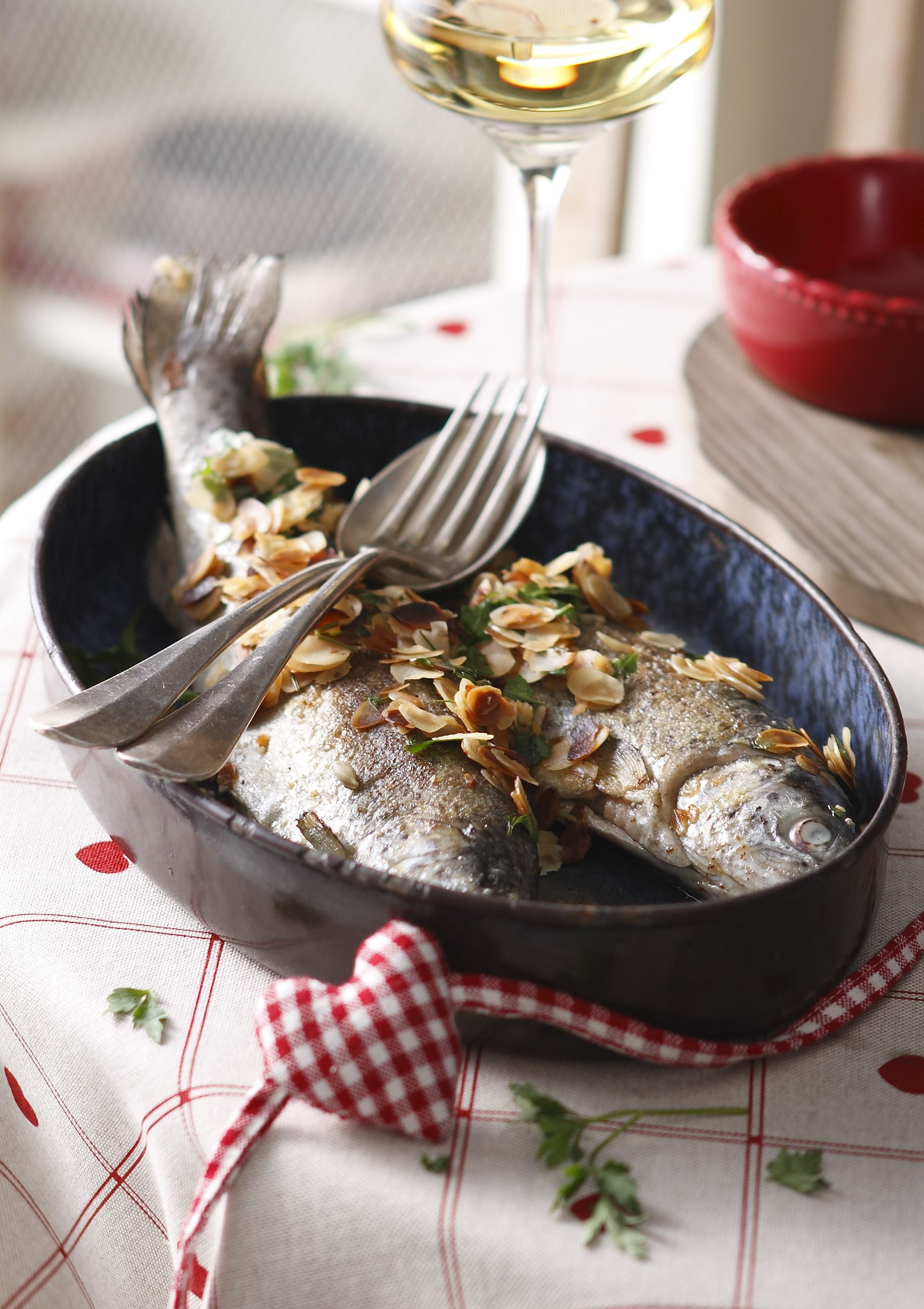 Forel met amandelen