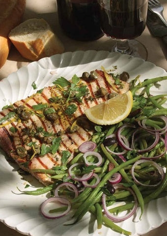 Gegrilde zwaardvis met kappertjes en haricots salade