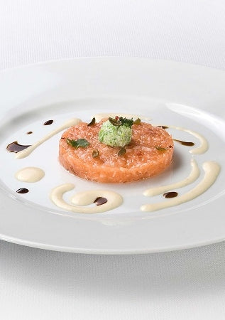 Gemarineerde biologische zalm met salade van prei, roze pepertjes en kappertjes, saus van oude jenever