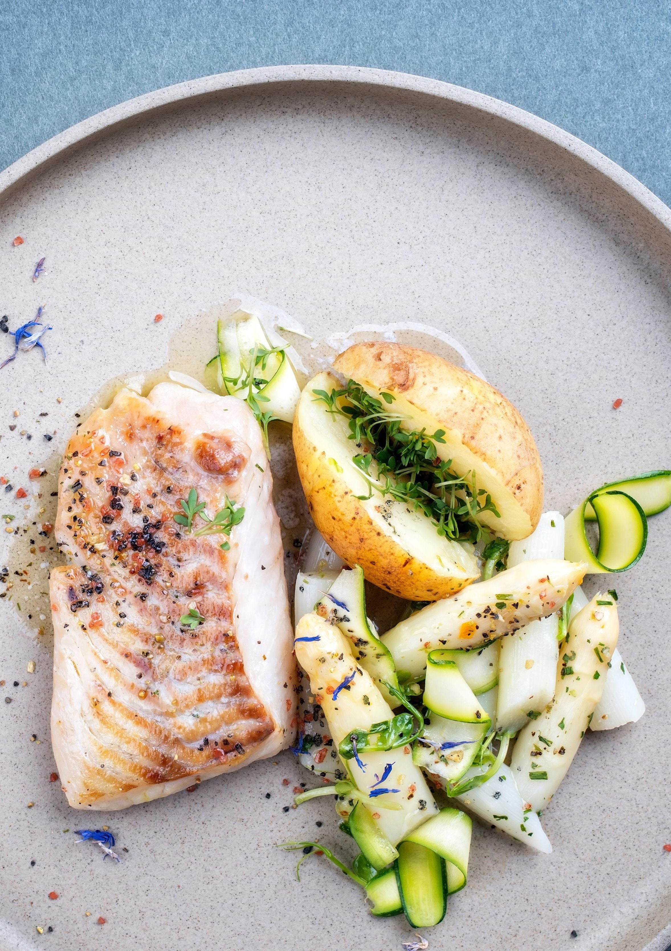 Gemarineerde zeebaars met koude asperges en kruidenvinaigrette