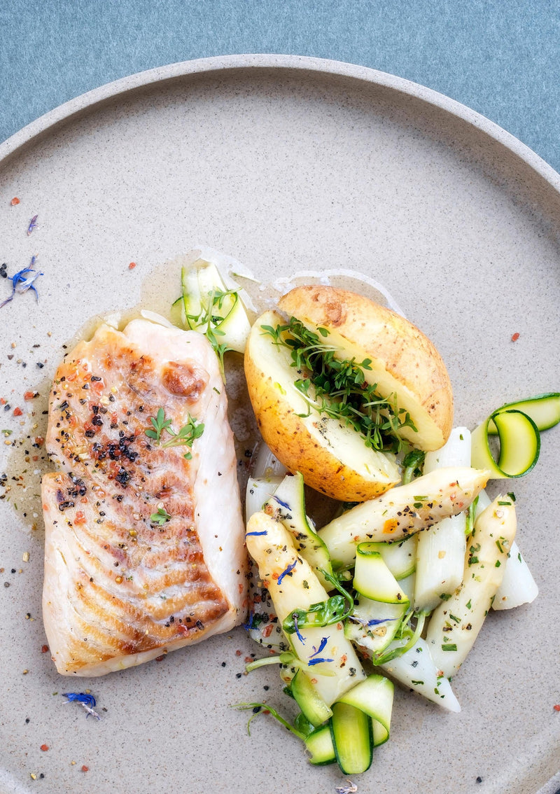 Gemarineerde zeebaars met koude asperges en kruidenvinaigrette