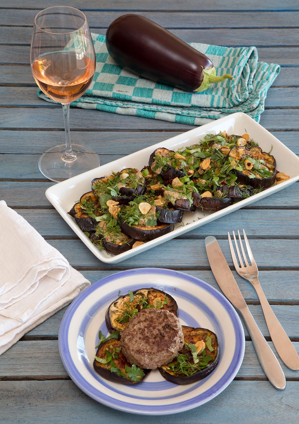Geroosterde aubergine met zwarte knoflook en venkeltartaar