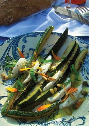 Geroosterde courgettes met mozzarella, kappertjes en pijnboompitjes