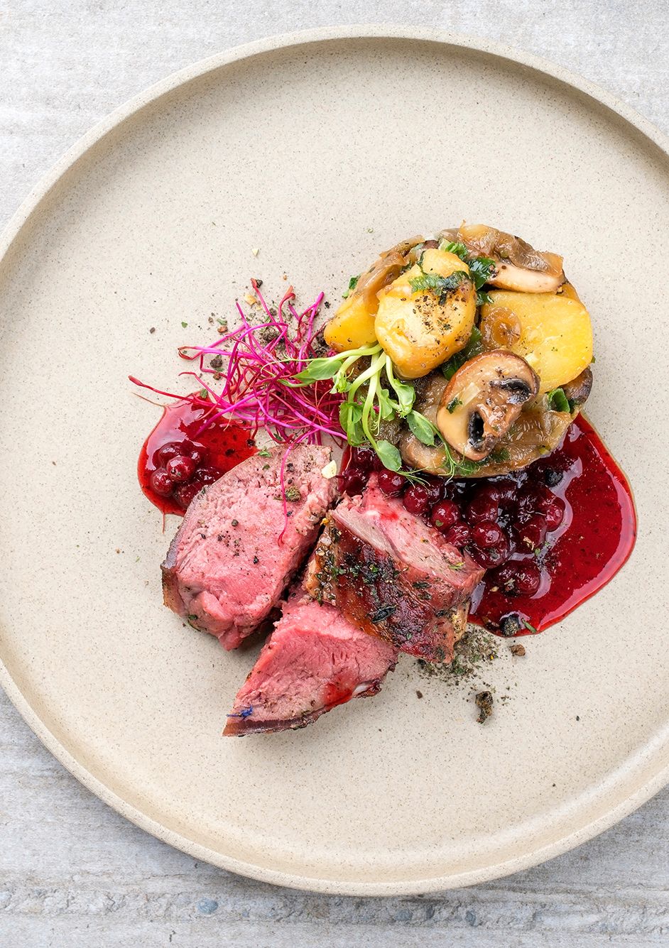 Hert met biet, pastinaak en paddestoelen