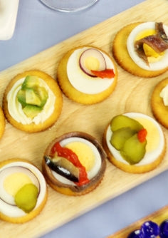 Kroepoekje met in pekelvlees gerolde augurk