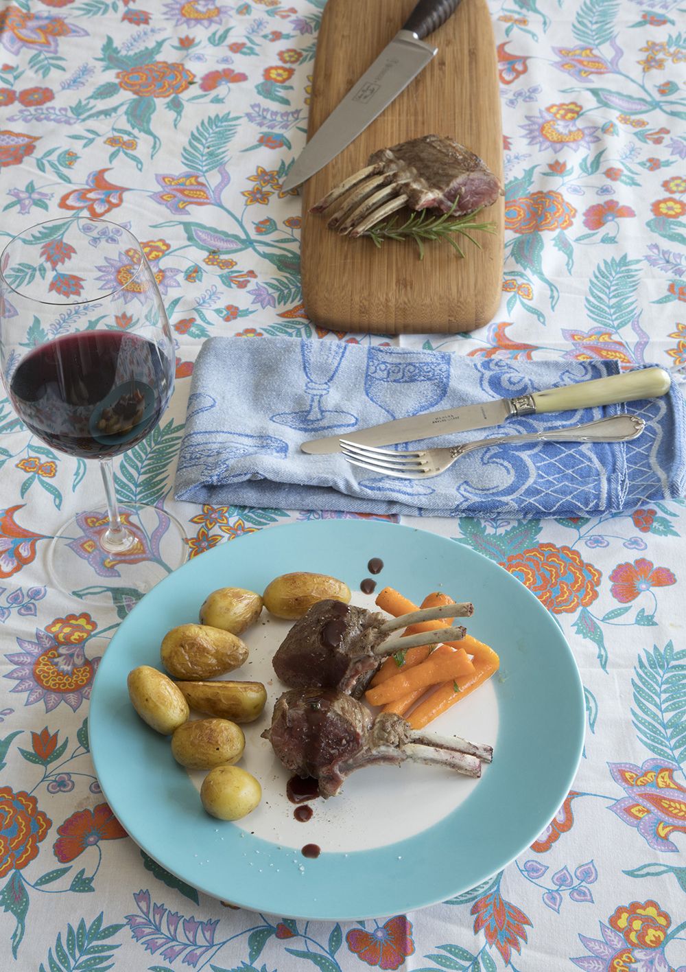 Lamscarré met ansjovis-rozemarijnsaus