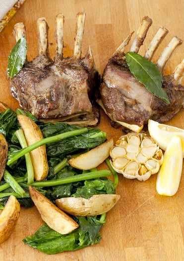 Lamskarbonade met gepofte knoflook en spinazie