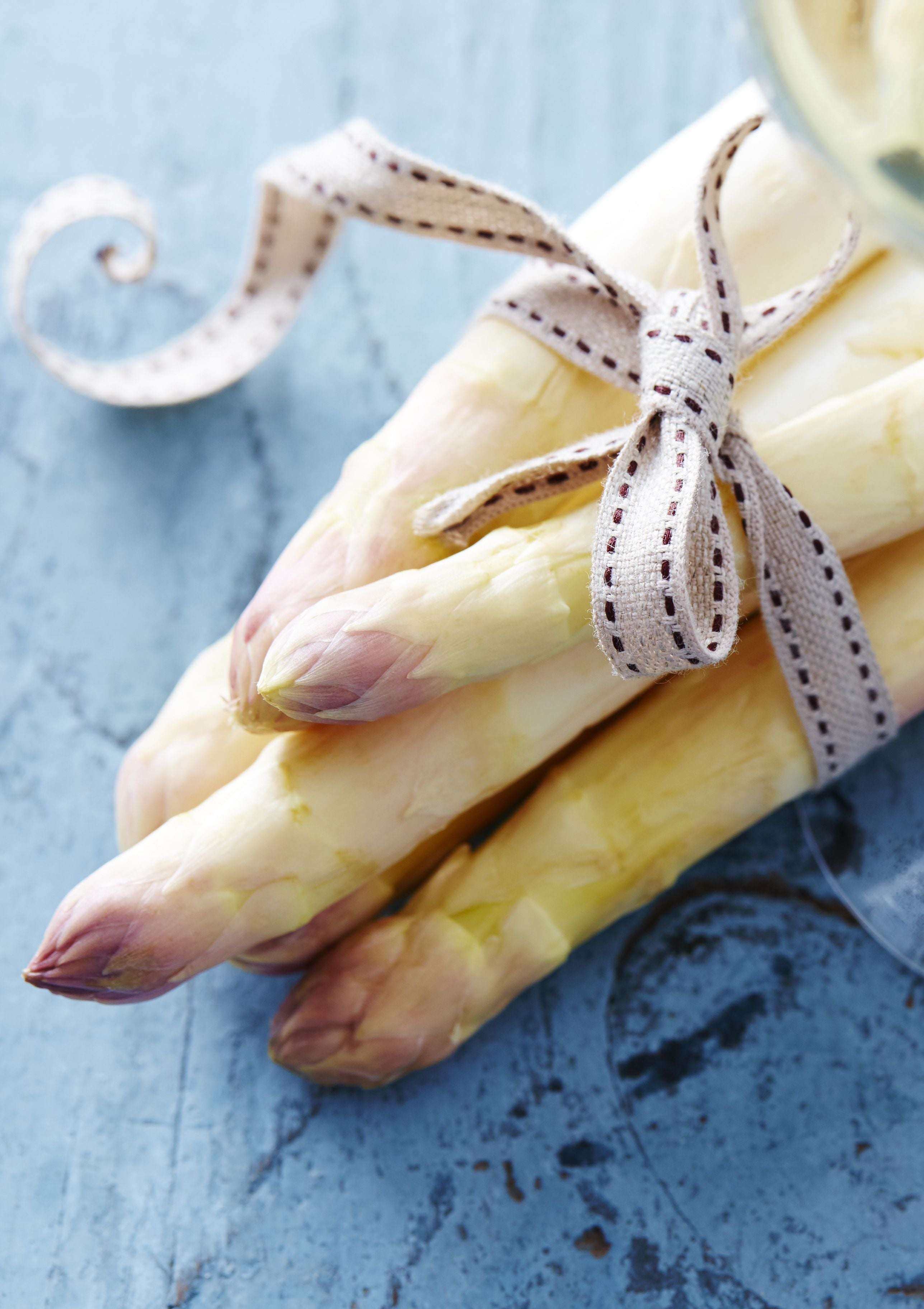 Oosters roergebakken asperges met peultjes