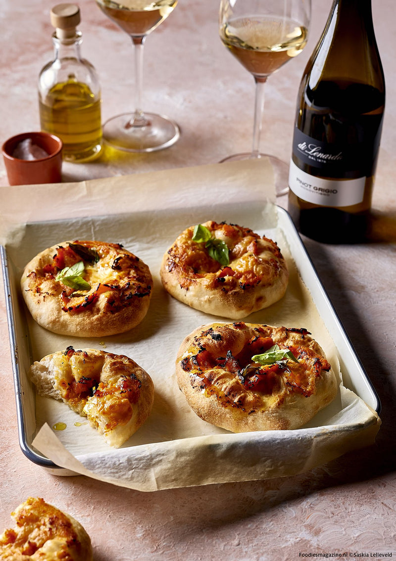Pizzette met zoete aardappel, provolone en basilicum