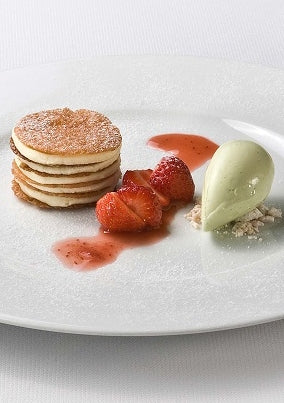 Polderkoninkjes, witte chocolademousse met krokante karamellaagjes en basilicumroomijs
