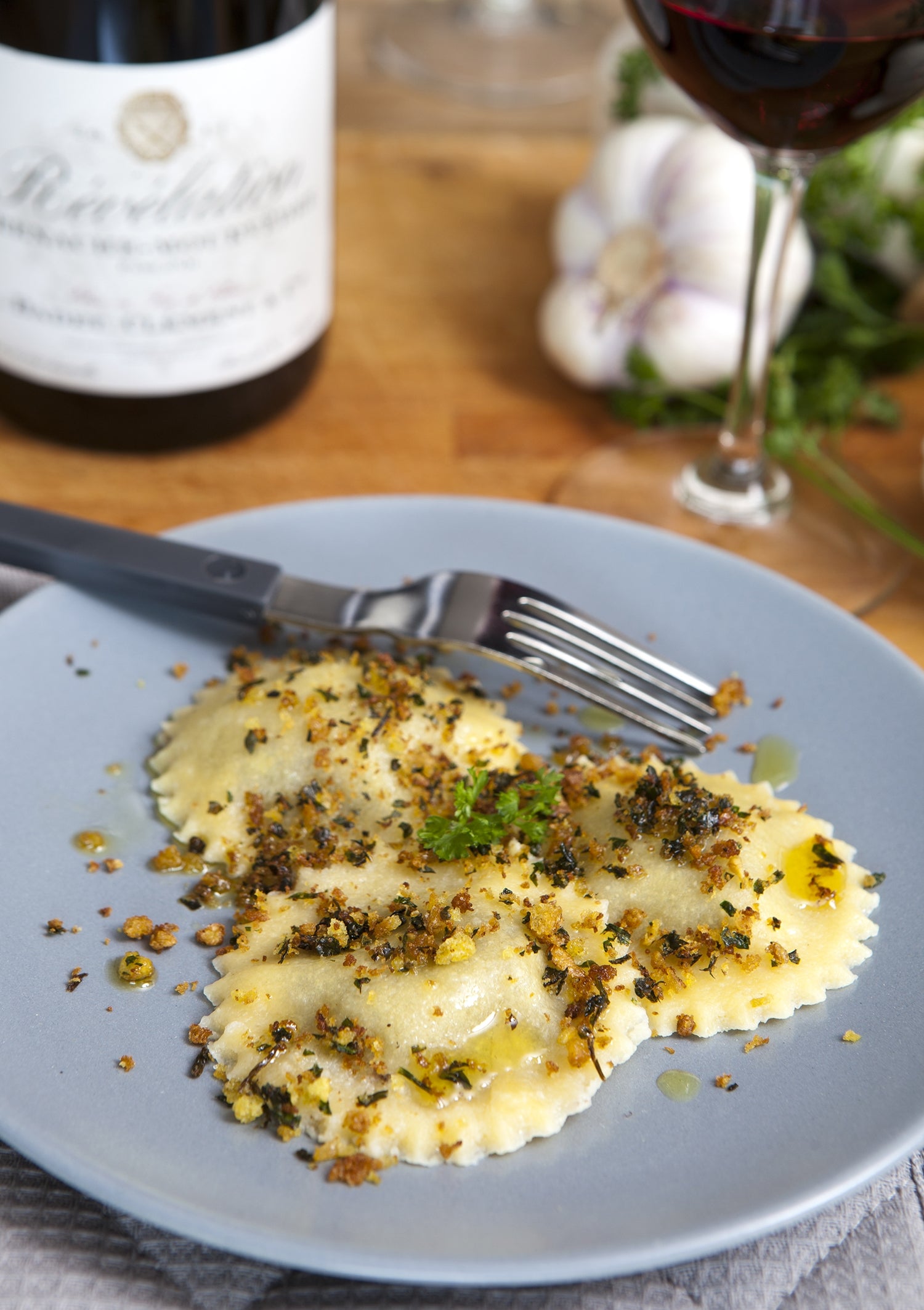 Ravioli met paddenstoelenvulling en pangrattato