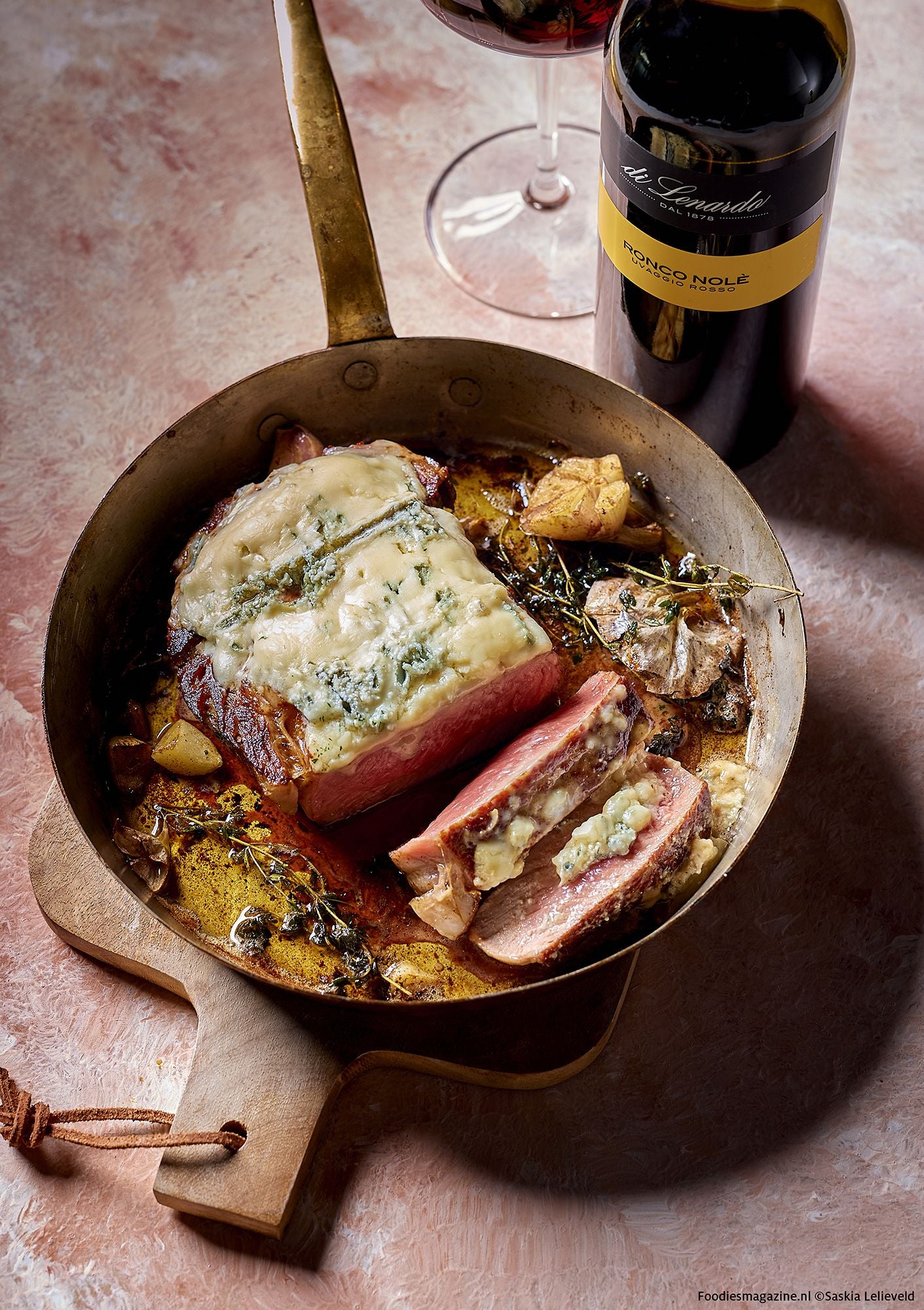 Ribeye gegratineerd met gorgonzola en gesmoorde uien