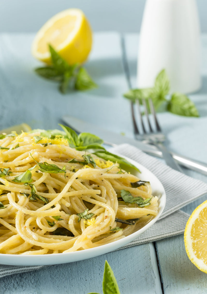Romige pasta met citroen, peterselie en pijnboompitten