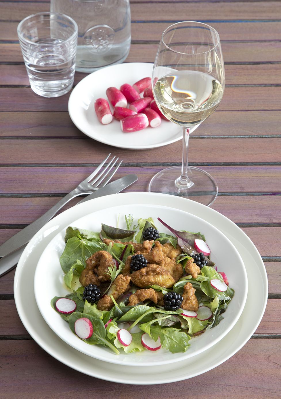 Salade met gefrituurde kipreepjes