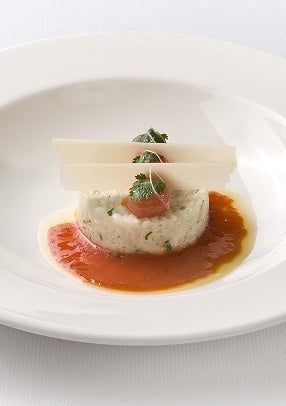 Tartaar van zeebaars met koriander, biologische tomaat en Parmezaanse kaas