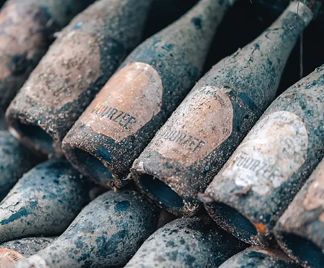 Vuurzee Sea Aged flessen met sporen van de rijping onder water