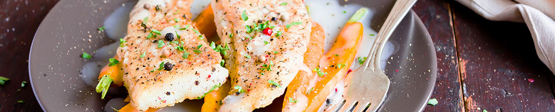 tilapia met wortel, peterselie en aardappel